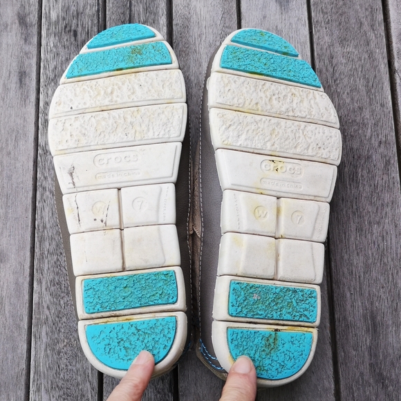 Women's canvas Crocs slip ons - Picture 7 of 10